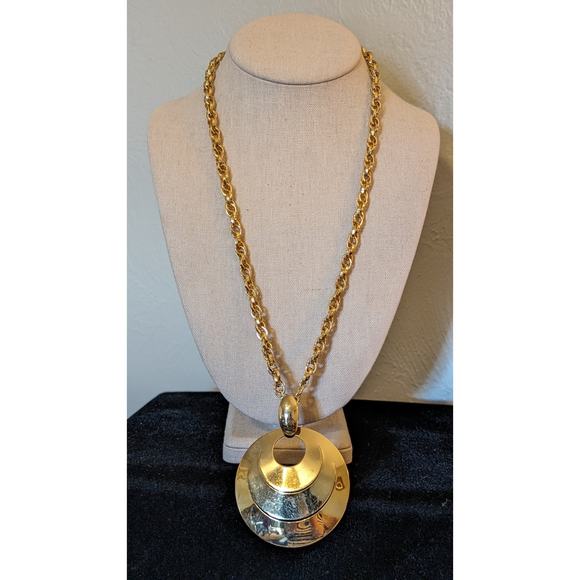 60s to 70s Mod Style Round Disk Cut Out Pendant Chunky Chain Gold Tone Necklace - Picture 8 of 8